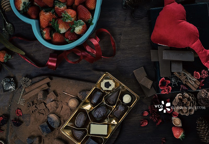 桌上各种物品的俯视视角图片素材