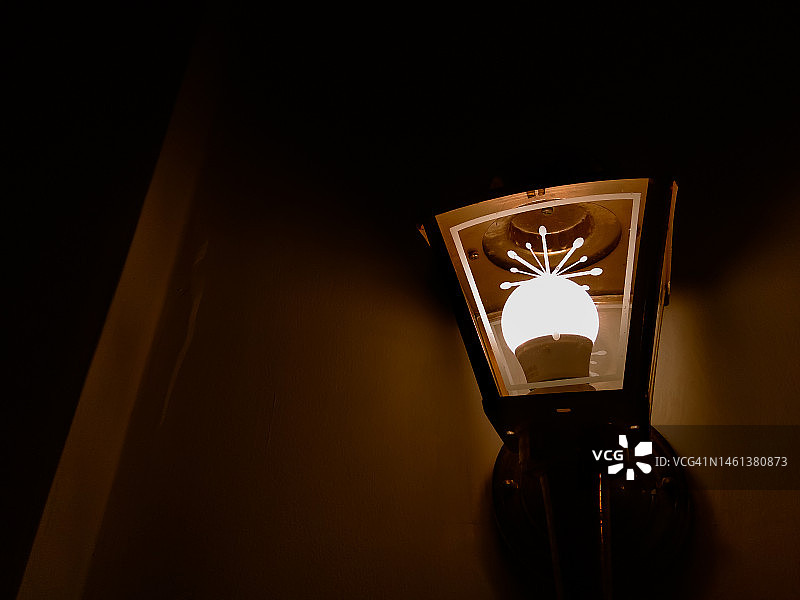 黑暗房间里被照亮的灯特写，印度尼西亚图片素材