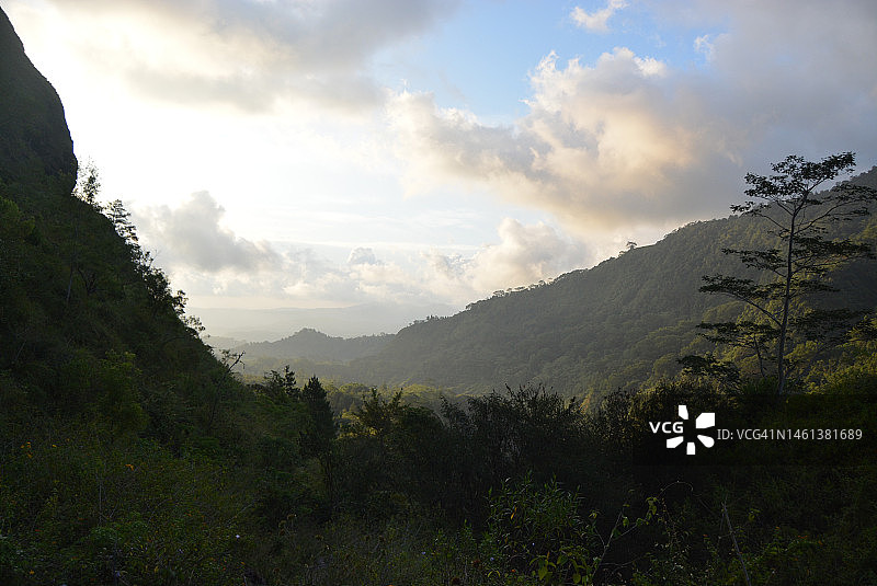 天空映衬下的山景图片素材