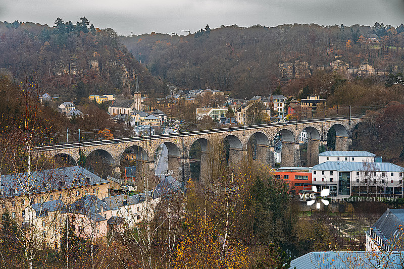 卢森堡城市中河上的桥梁高角度视图图片素材