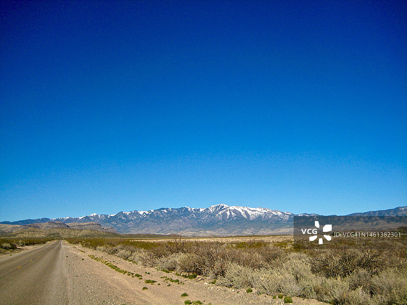 美国林肯国家森林公园群山环绕的道路风光图片素材