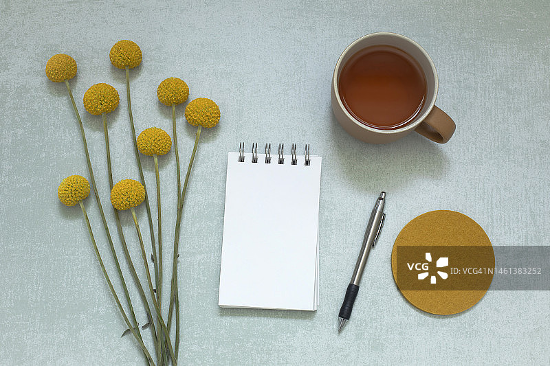 茶杯、鲜花与记事本静物图片素材