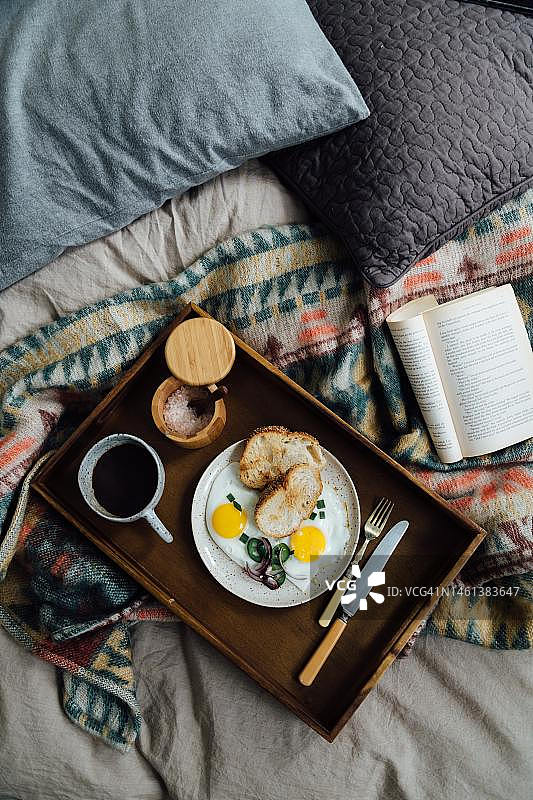 床上早餐的俯视图，印度尼西亚加ayam图片素材