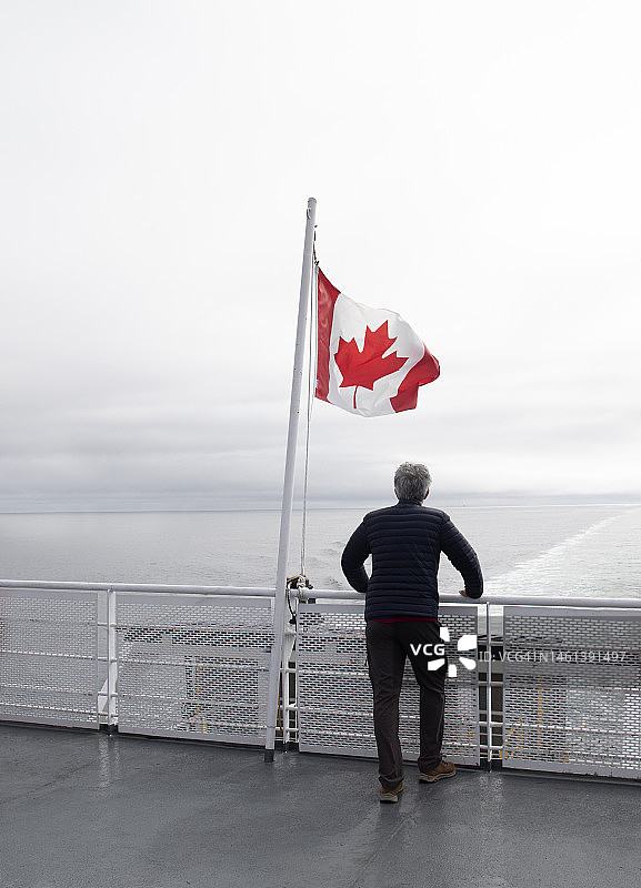 男子站在渡轮上图片素材
