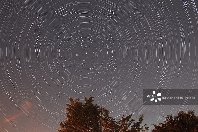 仰视角度拍摄的夜空星轨，英国伦敦图片素材