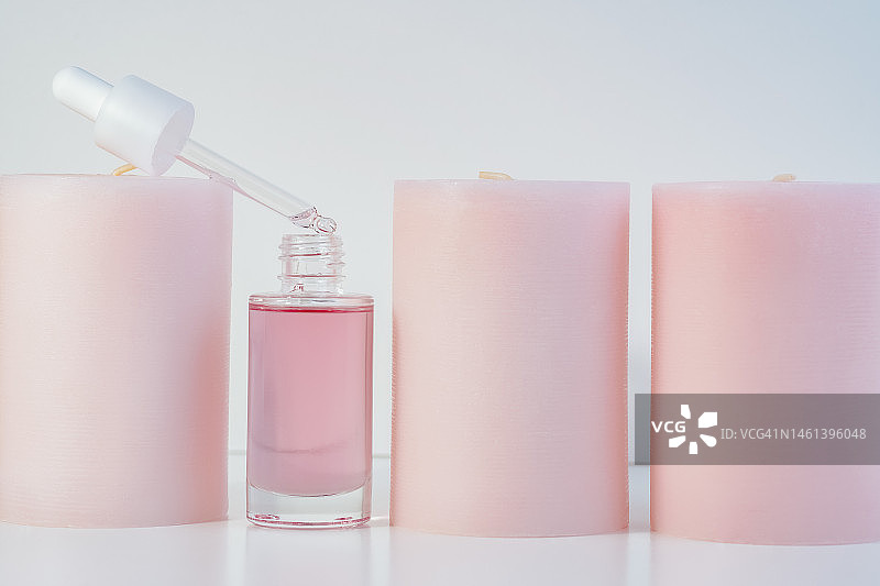 斯特拉斯堡：白色背景桌子上的美容产品特写图片素材