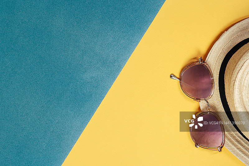 粉色太阳镜、夏季草帽、纸沙与海、法国斯特拉斯堡图片素材