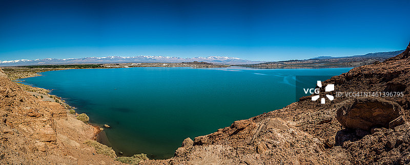 阿根廷圣胡安风之坡水库的湖泊美景图片素材