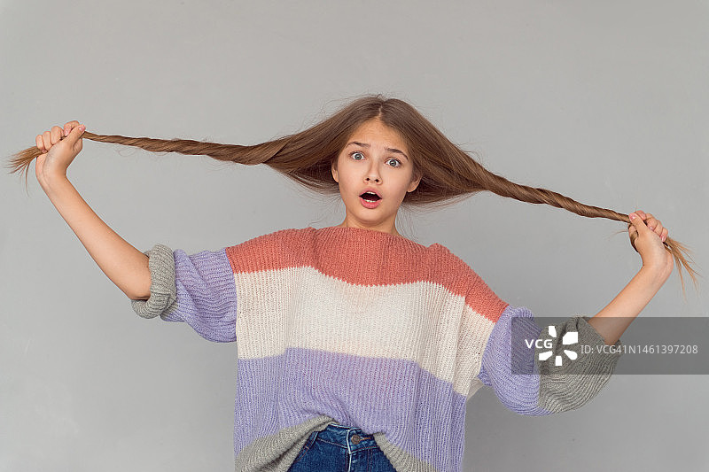 面带雀斑、扎着头发的快乐少女图片素材