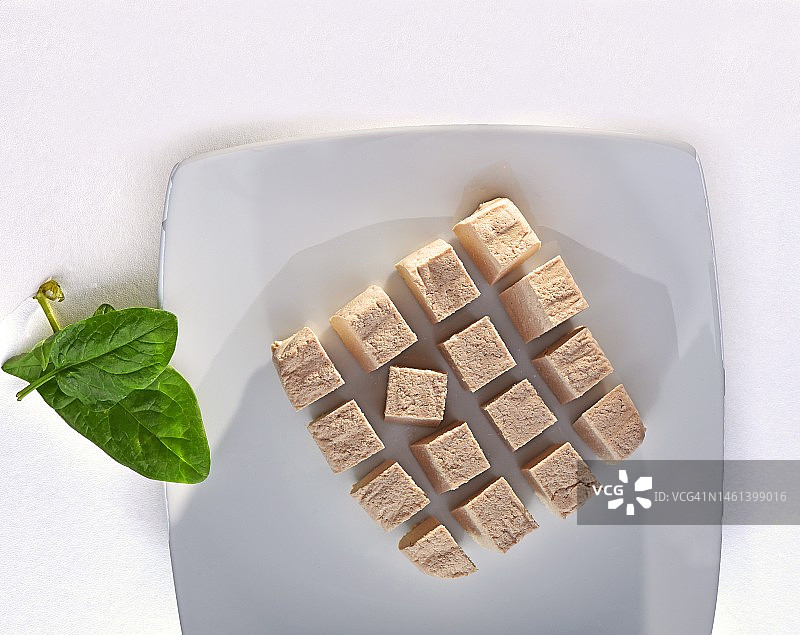 俯视拍摄的白色背景盘中豆腐图片素材