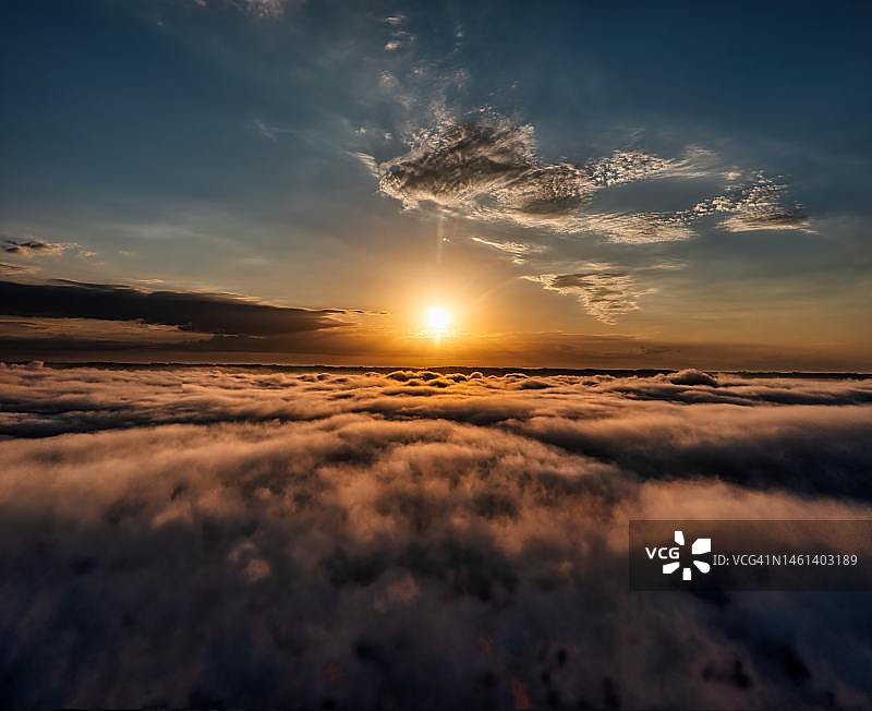 印度尼西亚日落时分的云景图片素材