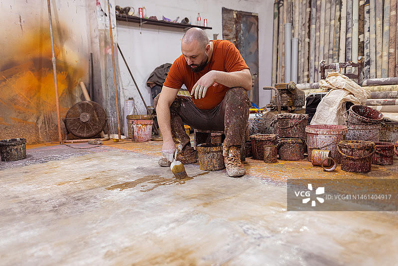 在画布上工作的艺术家图片素材