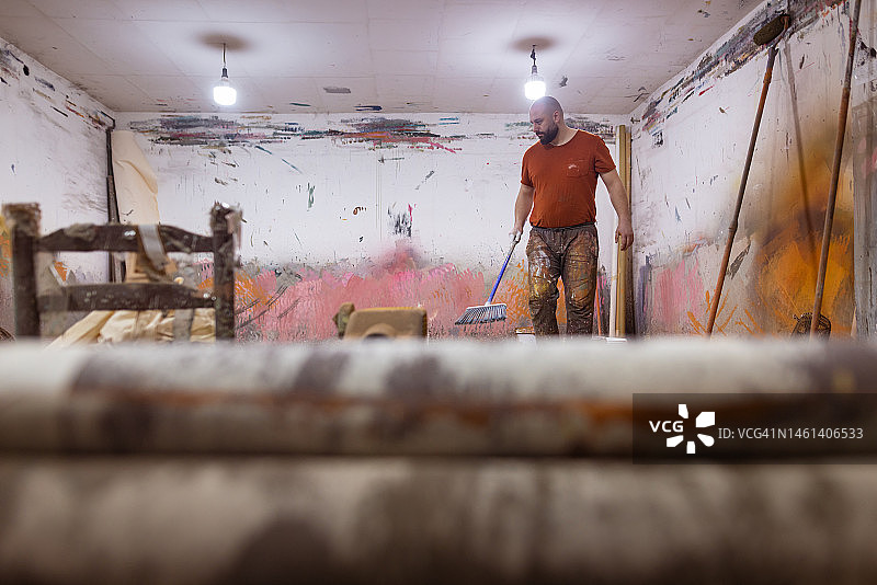 工作场所中的年轻男艺术家图片素材