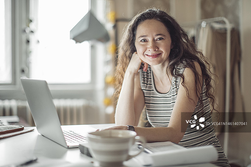 一个自信的女商人的肖像图片素材
