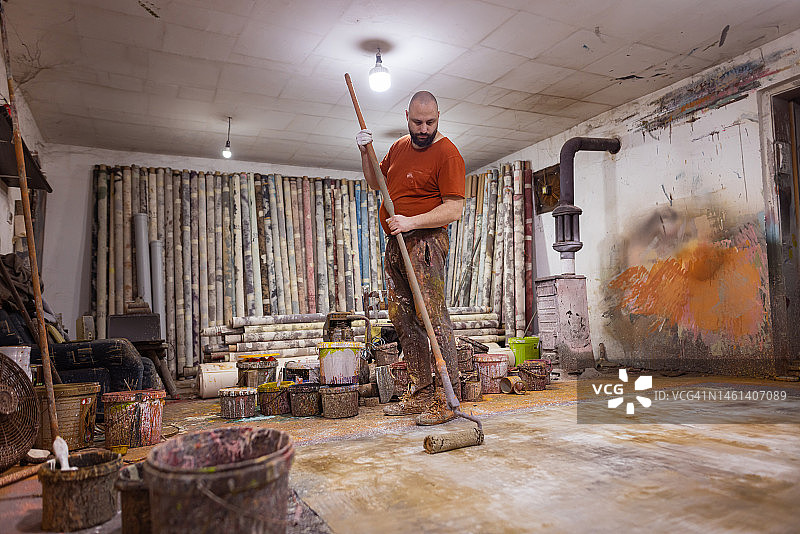 艺术家在其工作室中绘画图片素材