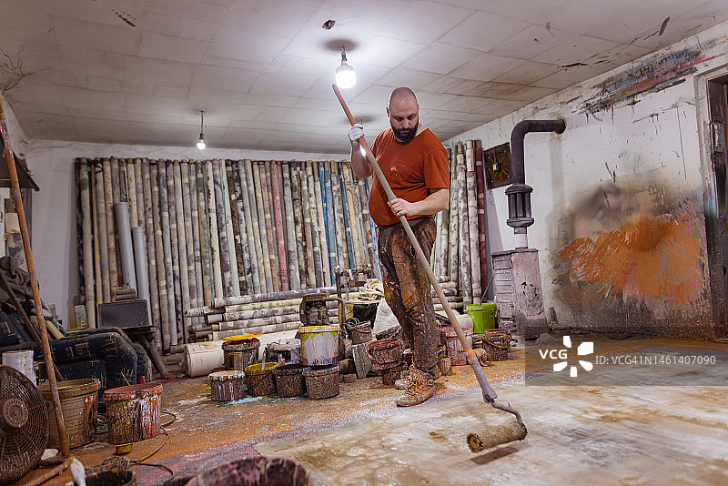 艺术家在其工作室中绘画图片素材