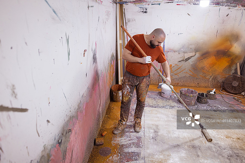 艺术家在画布上工作图片素材