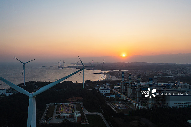 日落时分的海边风力发电场图片素材