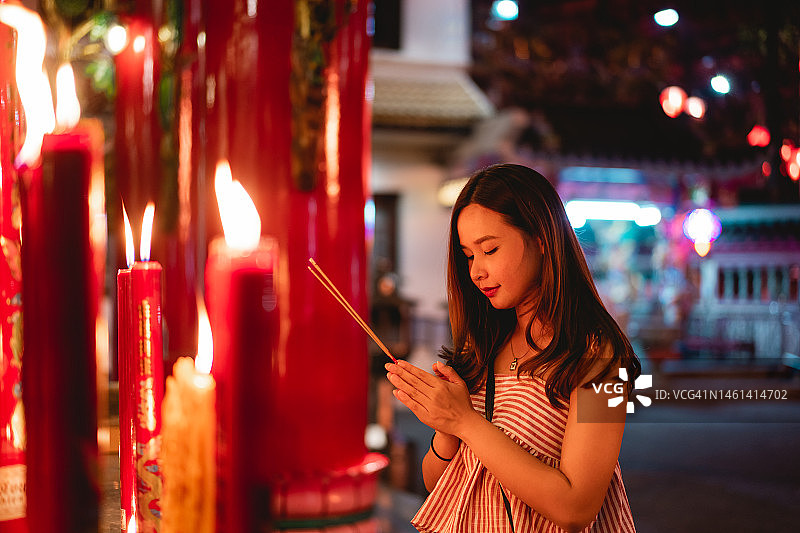 在寺庙祈福的亚洲女子图片素材