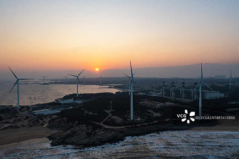 日落时分的海边风力发电场图片素材