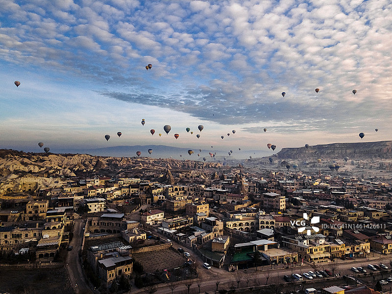 卡帕多奇亚山谷日出时分的热气球飞行景观图片素材
