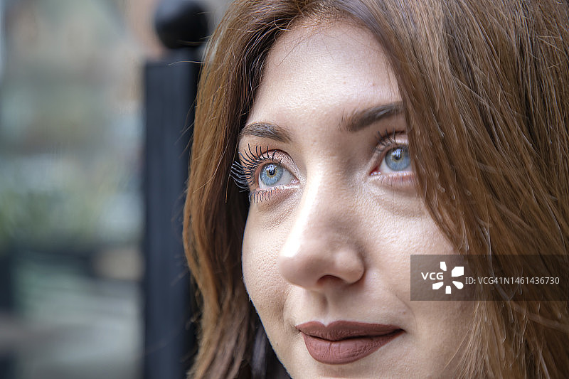 蓝眼睛的年轻金发女子做白日梦图片素材