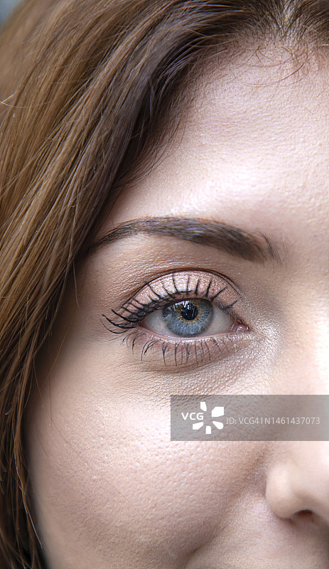 蓝眼睛的年轻女子肖像图片素材