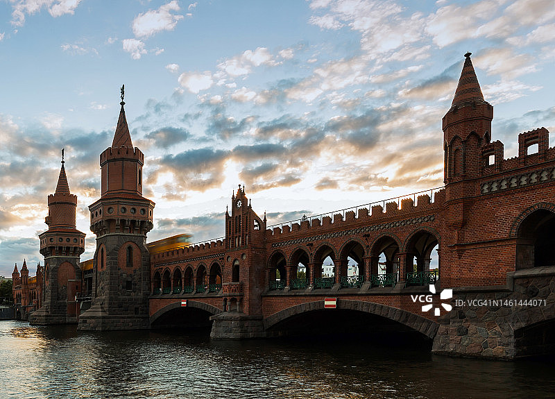 奥伯鲍姆桥和驶过的地铁列车（柏林，德国）图片素材