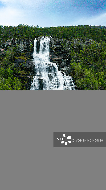 特温德福森瀑布竖版全景航拍图片素材