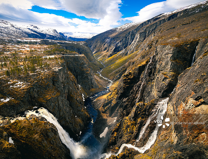 从挪威峡湾地的弗林瀑布顶部俯瞰图片素材