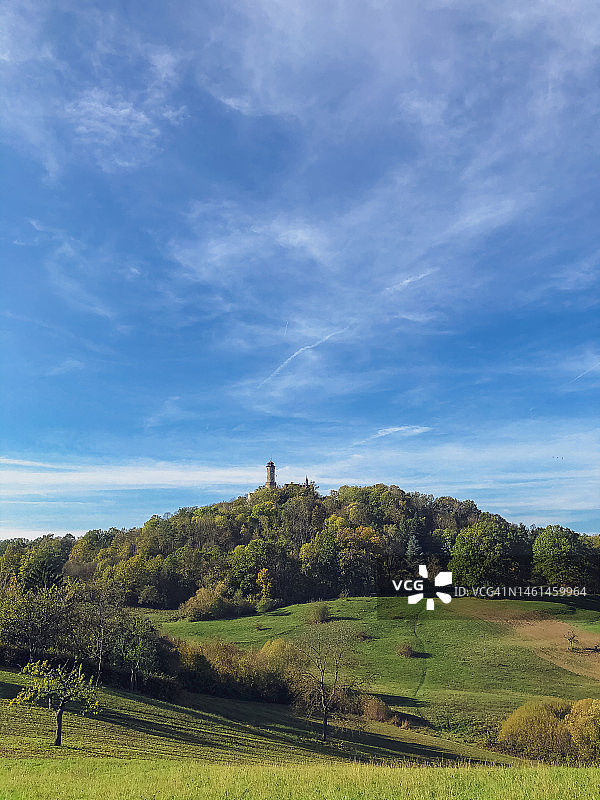 在阳光明媚的秋天，德国、巴伐利亚、班贝格的绿色景观，背景是阿尔滕堡塔。图片素材