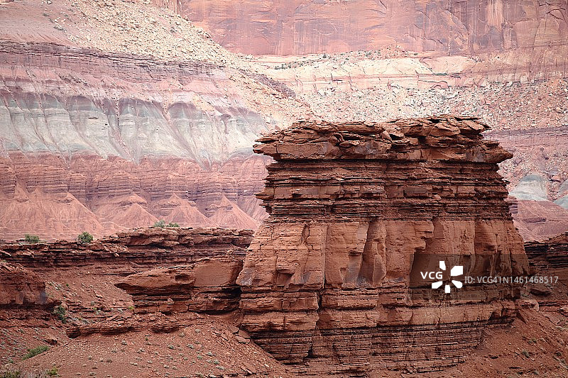前景中的红色砂岩地貌，背景中的山脉图片素材