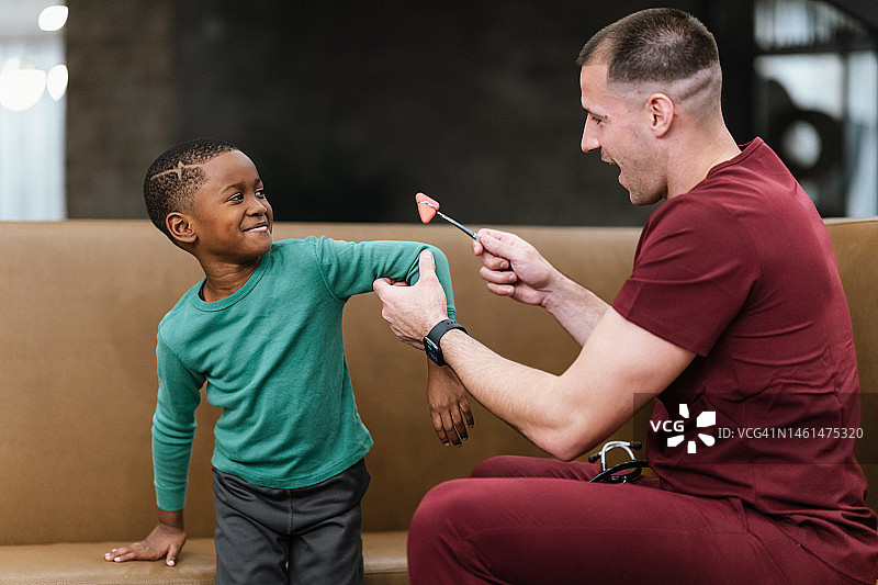 儿科医生检查患者的反射图片素材