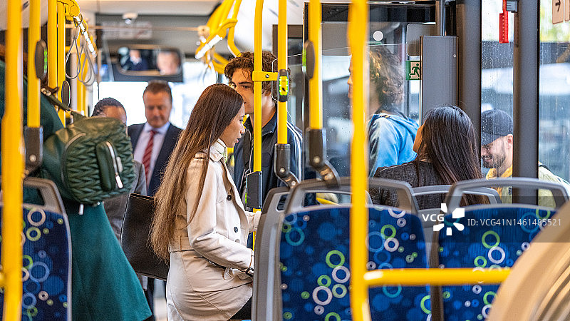 城市公交车上的乘客图片素材