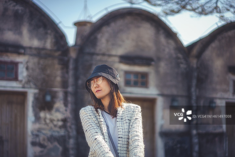 古镇中的美丽肖像图片素材