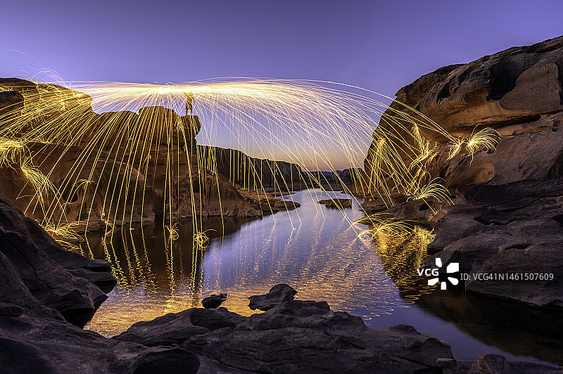 乌汶府三千 Bok 螺旋灯光钢丝棉背景图图片素材