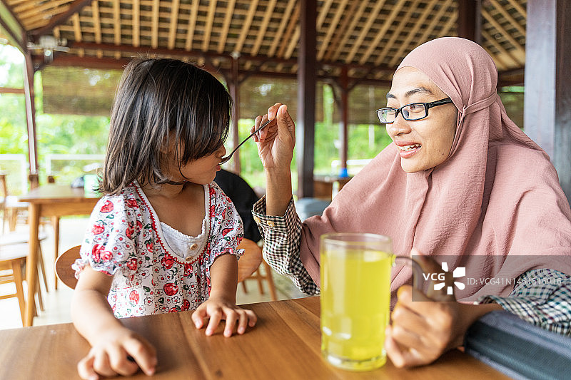 家庭用餐图片素材