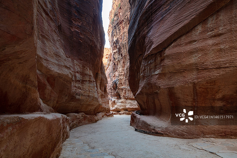 约旦佩特拉的天然狭窄通道Al-Siq，2022年图片素材