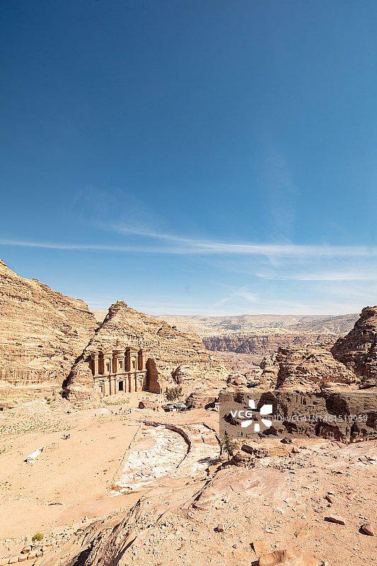 约旦佩特拉的砂岩悬崖上的著名纳巴泰神庙图片素材