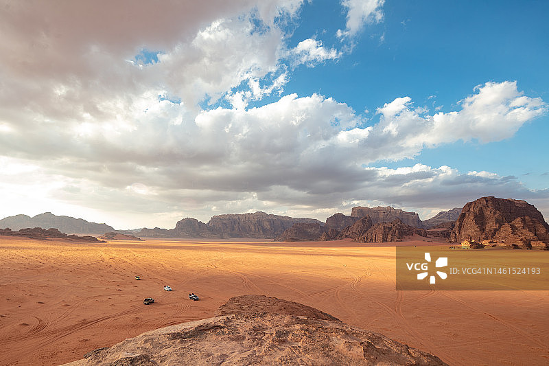 2020年约旦瓦迪拉姆沙漠的日落图片素材