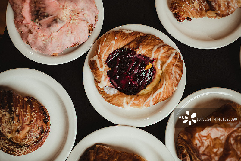 盘子里的各种丹麦酥图片素材