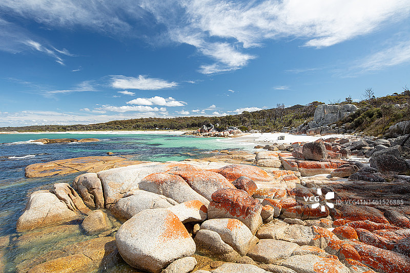 火焰湾：风景如画的海湾，白色沙滩，橙色岩石，塔斯马尼亚，澳大利亚，2022图片素材