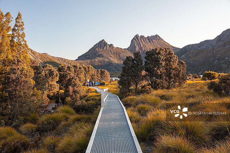日落时分从鸽子湖对岸拍摄的摇篮山顶峰，塔斯马尼亚，澳大利亚，2022年图片素材