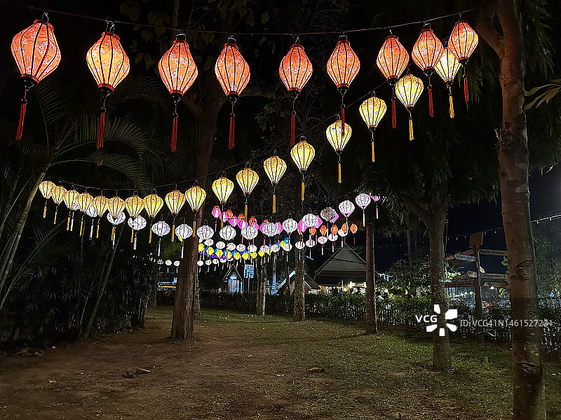 老挝琅勃拉邦的中国新年灯笼，2023年图片素材