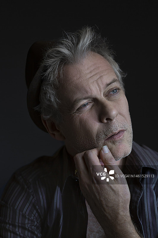 沉思中的中年男子图片素材