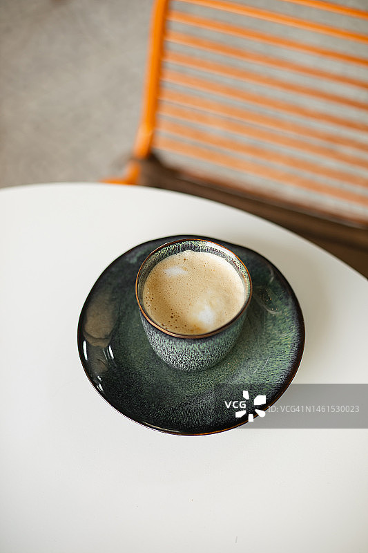 咖啡馆白色桌子上的咖啡杯图片素材