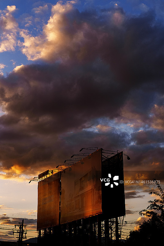 城市日落时分的巨型广告牌图片素材