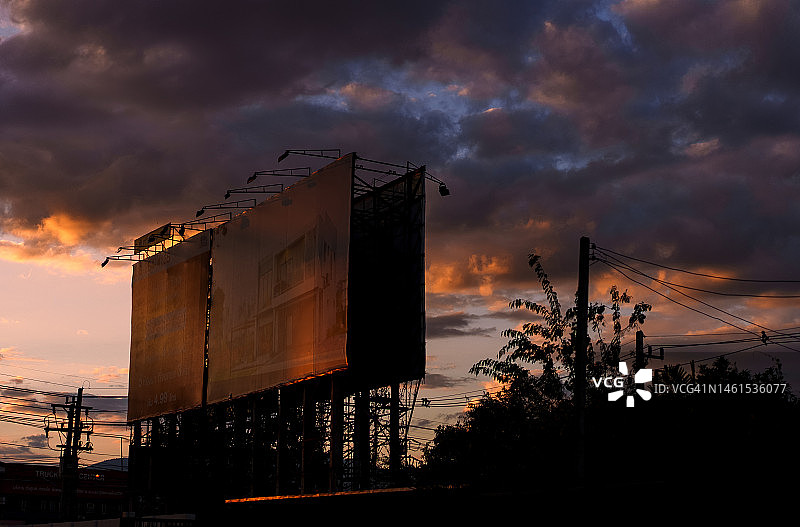 城市日落时分的巨型广告牌图片素材