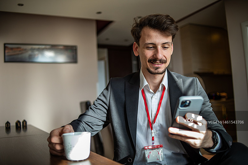 酒店房间里身穿西装和白衬衫的年轻商务男士肖像图片素材