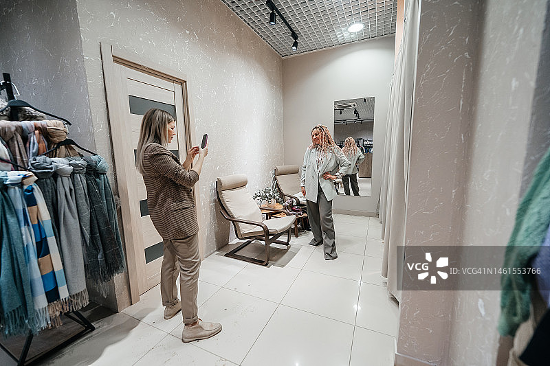 造型师购物搭配图片素材